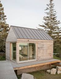 Modernes Gartenhaus Mit Den Grossen Fenstern Und Satteldach Https Www Pineca De Gartenhauser Small Cabin Designs Tiny Cabins Cabin Design