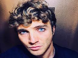Paolo ciavarro (roma, 22 ottobre 1991) è un personaggio televisivo italiano. Paolo Ciavarro Biografieppiu