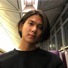 Model rambut untuk pria yang memiliki rambut ikal tidak harus berpotongan pendek, tapi juga bisa berpotongan agak panjang atau gondrong, justru pria ciri khas dari model rambut undercut adalah rambut di bagian samping dan belakang dipotong lebih pendek dari bagian atas atau puncak kepala. Model Rambut Gondrong Pria 2019