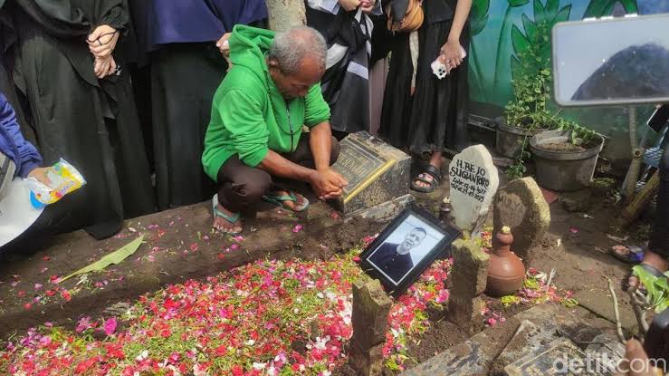 Pemakaman Legenda Sepak Bola Bejo Sugiantoro Diiringi Duka Mendalam