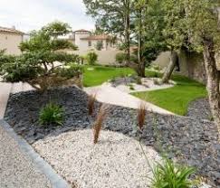 Massif Camelia Buis Graminees Paillage Ardoises Et Gravillons Jardins Amenagement Jardin Image De Jardin