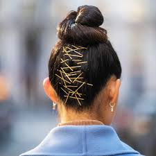 Bobbypin — bobby pins n count a bobby pin is a small piece of metal or plastic bent back on itself , which someone uses to hold their hair in position. Bobby Pins Die 5 Schonsten Frisuren Mit Den Haarnadeln Cosmopolitan