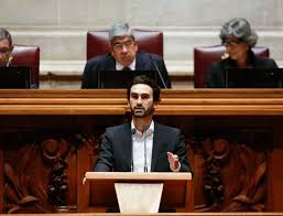Técnico superior de uma empresa industrial nos sectores da electricidade e electromecânica, actualmente de licença sem. Tiago Barbosa Ribeiro Enquanto A Direita Ria O Governo Trabalhava Partido Socialista