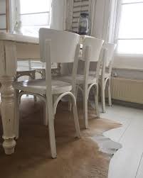 oude witte stoelen aan de keukentafel witte stoelen keuken idee en stoelen