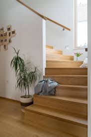 Am häufigsten wird die treppen mit einer unterbaukonstruktion gefertigt, dessen treppenstufen verkleidet werden. Praktisch Und Harmonisch Eine Ideale Atmosphare In Diesem Stiegenaufgang Treppe Haus Haus Gestalten Haus Deko