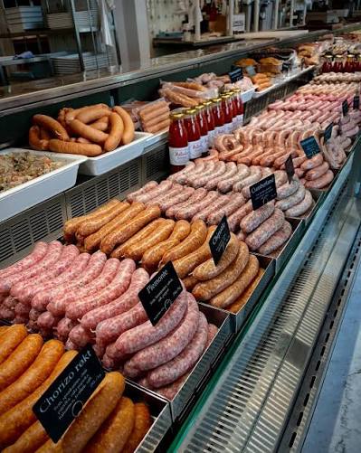 Norges lengste (?) pølsedisk er klar for 17. mai! 🇳🇴 I produksjonen i 2.  etg har det blitt laget 750 kg pølser av Lars, Morten, Sigrunn og Sandra,  et høyt hurra for