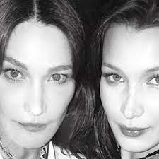 La chanteuse de 50 ans veille cependant à ne pas exposer le visage de giulia en la filmant de dos. A Cannes Carla Bruni Pose Avec Sa Fille Cachee Bella Hadid Vanity Fair