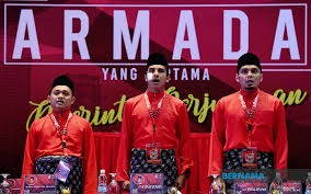 Bapanya ialah bekas pengacara tv terkenal, prof. Ahmad Redzuan Abdul Rahman