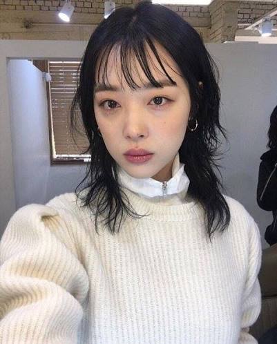 Kiểu tóc Hershey trở thành hot trend trở lại nhờ công pr của Sulli, Wendy,  Choi Sora... Trước đây kiểu tóc này còn được gọi là shaggy cut và dù nhìn  đơn