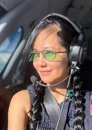 Rời khu cách ly cùng con, Hồng Nhung làm dân tình xuýt xoa trước vẻ trẻ  trung ở tuổi 50