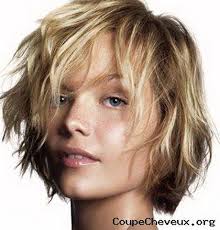 Carré boule sexy, boyish asymétrique, coupe longue maxi volume ou encore faux court aérien… notre expert coiffure vous dévoile toutes les tendances capillaires de la saison et ses astuces pour les adopter. Coupe Mi Court Femme