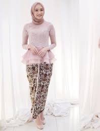 Kamu bisa tengok yang satu ini, meskipun simple tetapi tetap terlihat sangat mewah. Kebaya Modern Hijab Pesta Tampil Stylish Dan Trendy Saat Kondangan