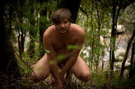 Hombres desnudos por naturaleza en el bosque