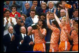 Na de klinkende handbalscore tegen nac in de beker löw heeft selectie compleet maar is geen topfavoriet voor ek. Nederland Ontploft Door Van Basten En Gullit Nrc