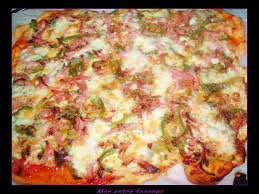 en casa nos encantan las pizza y cuando las preparo siempre caseras no suelo repetirlas iguales siempre les doy u pizza de bacon provolone recetas de comida