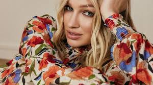 Wyjątkowe bluzki i sukienki w kwiaty, które podkreślą kobiecość i styl!  Nowa kolekcja tej polskiej marki zachwyca!