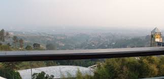 Tuntutan kebutuhan keluarga membuat gaya konsumsi lebih besar. Faktor Penyebab Hutang Luar Negeri Indonesia Rane Rengganis