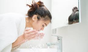 May 14, 2020 · cara cuci muka yang benar berikut ini menyesuaikan dengan kondisi setiap orang. Cuci Muka Dengan Air Hangat Atau Air Dingin Hello Sehat