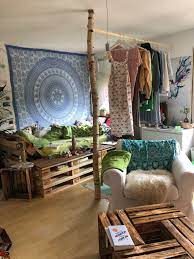 Diy Bett Kleiderstange Und Couchtisch Aus Europaletten Coole Raume Europaletten Bett Room Inspo
