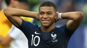 Игра также запомнилась тем, что антонио рюдигер укусил поля погба. Mbappe Radi Novogodnego Pozdravleniya Zafotoshopil Fotografii Ronaldu Futbol 24