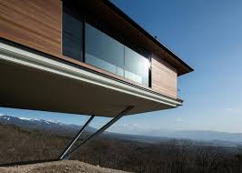 The Upper Floor Of This Japanese Mountain Home Is Twice The Size Of The Base Creating A Dramatic Ove Architect Japanese Architecture Modern Architecture House