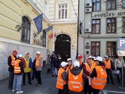 La sediul ministerului sănătăţii, se află deja membrii federaţiei sindicale sanitas care pichetează instituţia. AngajaÈ›ii Din AsistenÈ›Äƒ SocialÄƒ Protest La Cj Sibiu Negocieri Separate Cu Sindicatele Video È™tiri De Sibiu