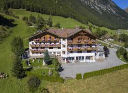 Jodok mit dem schmirntal vereint und bei stafflach in das wipptal mündet. Hotel Kaserhof In Vals Ihr 3 Sterne Wellness Hotel In Gitschberg Jochtal