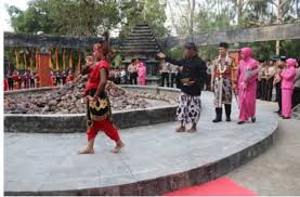 Di lokasi kayangan api juga terdapat wahana bermain, seperti becak dan kereta mini. Legenda Api Abadi Di Bojonegoro Kumparan Com