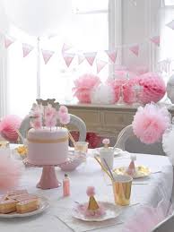 1er Anniversaire Fille Les 5 Plus Beaux Themes Idees De Fetes Deco Anniversaire Decoration Anniversaire Decoration Anniversaire Princesse