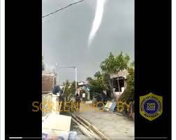 5 tornado terbesar di dunia yang pernah tertangkap kamera #womannet. Salah Video Angin Puting Beliung Menerjang Sukabumi Turnbackhoax