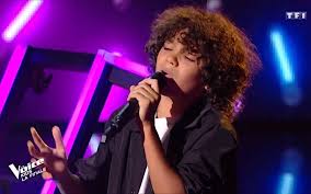 Niet alleen zijn look, maar ook zijn stem was overtuigend genoeg om de mensen thuis massaal te laten stemmen. Finale The Voice Kids Bravo A Enzo De Hong Kong Lepetitjournal Com