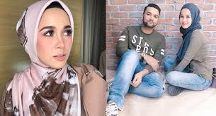 Fatimah rohani binti ismail (lahir 27 mac 1992) atau lebih dikenali sebagai emma maembong, merupakan seorang pelakon dan model wanita malaysia. Emma Maembong Bakal Bernikah Dengan Datuk Salim Iluminasi