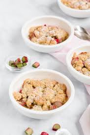 Schneller Rhabarber Crumble Mit Schlagsahne Madame Dessert Rezepte Schnelle Nachtisch Rezepte Rhabarber Dessert