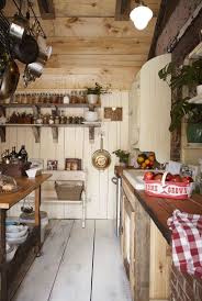 With rustic farmhouse home decor, it's all about integrating the textures reminiscent of barn doors, chicken coops and older on the farm materials. Deposito Santa Mariah Inspiradas Nas Cozinhas Do Campo Country Kitchen Farmhouse Rustic Farmhouse Kitchen Rustic Kitchen
