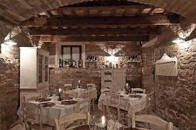 La Sala Della Grotta Gli Arredi In Arte Povera Rendono Ancor Piu Calda L Atmosfera Una Volta Seduti A Tavola Si Respira Un Aria Fiabe Arredamento Tavolo Sala