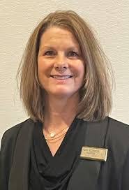 Kari Halverson's Instagram, Twitter & Facebook