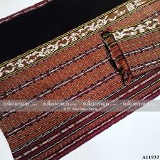 Berbahan batik dan longgar sekali dikenakan, sehingga kamu pun tak perlu takut menjiplak kaki. Jual Kain Tenun Ikat Motif Ntt A1193j Tokotenun Com