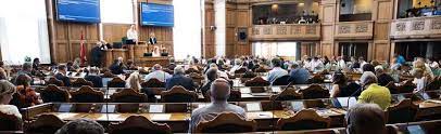 Om alla partier röstar som de hittills har sagt så kommer regeringen då att fällas. Sadan Arbejder Regeringen Folketinget