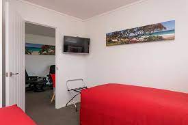 28 inches is a great size for an extra tv in a bedroom, too. Two Bedroom Apartment Twin Bedroom Includes 32 Inch Tv Picture Of Emotel Taupo Tripadvisor