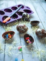 Oeufs En Chocolat Avec Moule Tupperware Recette Chocolat De Paques Maison Oeufs En Chocolat Oeufs De Paques Chocolat