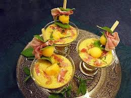 Soupe Glacee De Melon Au Jambon Cru La Recette Facile Par Toques 2 Cuisine Recette Melon Melon Au Jambon Soupe De Melon