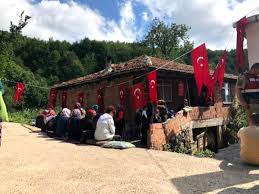 Devlet, konutunun çürük olduğunu belirleyenlerin yıktırıp yeniden yaptırması için 31 bin lirayı bulan destek verecek. Sehit Ailesinin Evini Devlet 1 Yildir Bakim Onarimini Yapmiyor