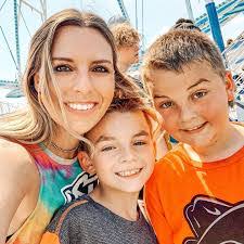 Shelly Legg's Instagram, Twitter & Facebook