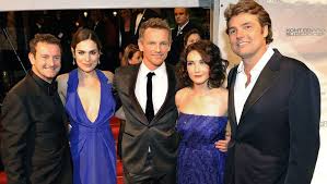 Born 10 june 1971) is a dutch soap opera actor, film director, television presenter and television producer. Komt Een Vrouw Breekt Weer Record Het Parool