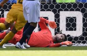 כך גם חברי כנופיית גאלאן, שהתפרסמו שנה לאחר מכן, כשרצחו את הכדורגלן אנדראס אסקובר, משום שהבקיע בטעות שער עצמי. Coupe Du Monde 2018 Hugo Lloris Se Detend Pour Eviter Un But Contre Son Camp De Corentin Tolisso Video