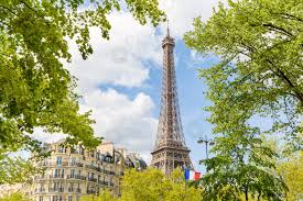 La tour eiffel rouvre ses portes à partir du 16 juillet ! Vue Sur Paris Avec La Tour Eiffel Et Un Drapeau Stock Photo Crushpixel