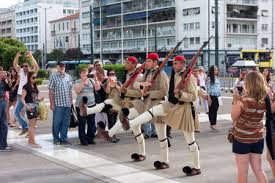 The evzones or evzonoi were several historical elite light infantry and mountain units of the greek army. Athen Griechenland 15 Mai Evzonen Die Wachablosung Am Grabmal Des Unbekannten Soldaten Vor Dem Griechischen Parlamentsgebaude Am Syntagma Platz Am 15 Mai 2014 In Athen Griechenland Lizenzfreie Fotos Bilder Und Stock Fotografie Image 28435176