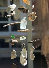 Ein originelles windspiel für ihr fenster oder den garten können sie ganz simpel selber basteln, und zwar mit einem nudelsieb und bunten perlen. Diy Windspiele Basteln Mein Schoner Garten