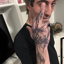 NUEVO TATUAJE PARA DAMIANO! Hace unos días les adelantamos que se iba a  hacer un nuevo tatuaje en la mano con @a_tua_madre_non y ahora ya tenemos  las fotos oficiales del nuevo tatuaje