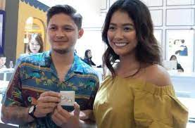 Syamsir alam bawa kabar bahagia kehamilan bunga jelitha lewat foto manis seraya pegang testpack dua garis, begini ungkapan tak kalah bikin haru yang dituliskannya. Resepsi Ditunda Akad Nikah Syamsir Alam Dan Bunga Jelitha Tetap Digelar Matamata Com
